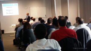 Hugo Cedillo durante su ponencia frente a los asistentes Hugo Cedillo durante su ponencia frente a los asistentes