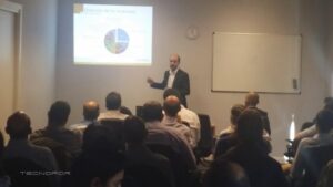 Jesús Friginal durante su ponencia Jesús Friginal explicando con un ppt frente a los asistentes