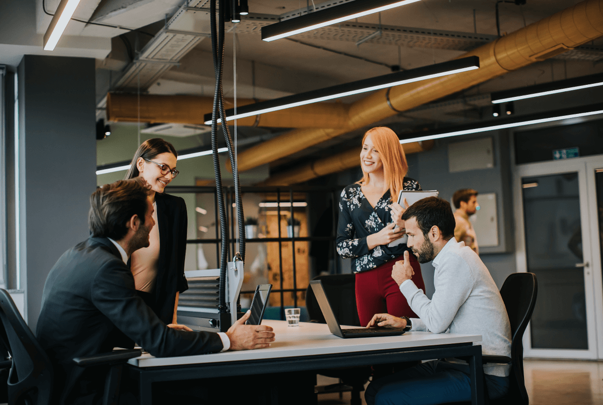 cabecera-kanban 4 trabajadores en una oficina de estilo industrial