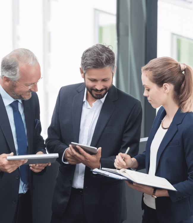 Managers discutiendo una propuesta