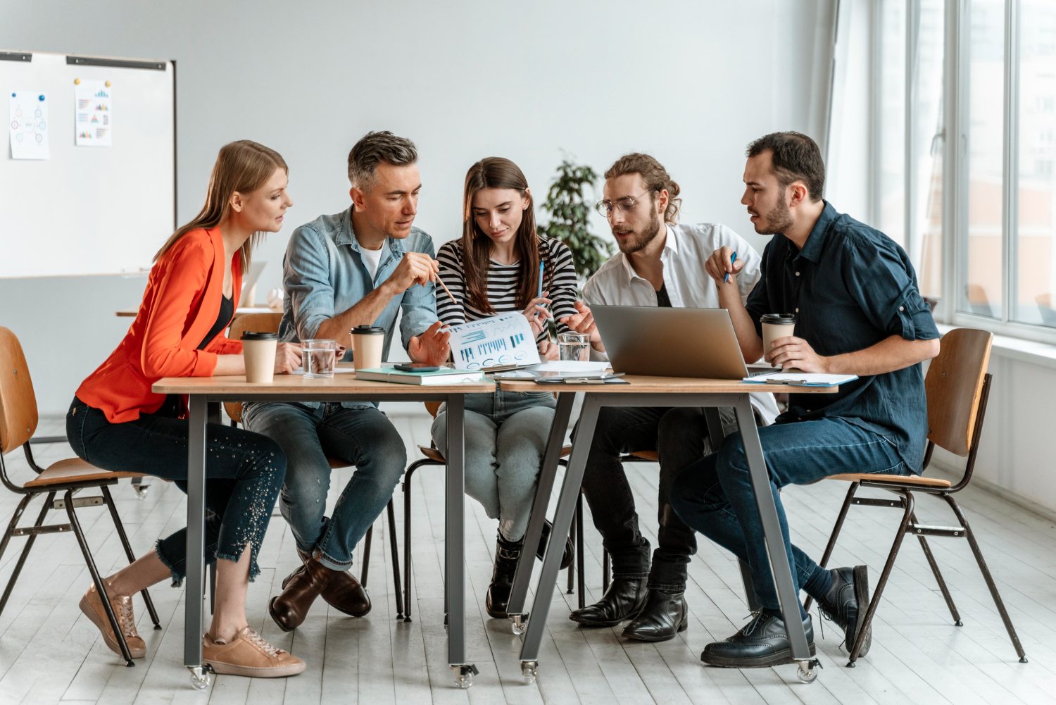 businesspeople-meeting-at-office-working (1)