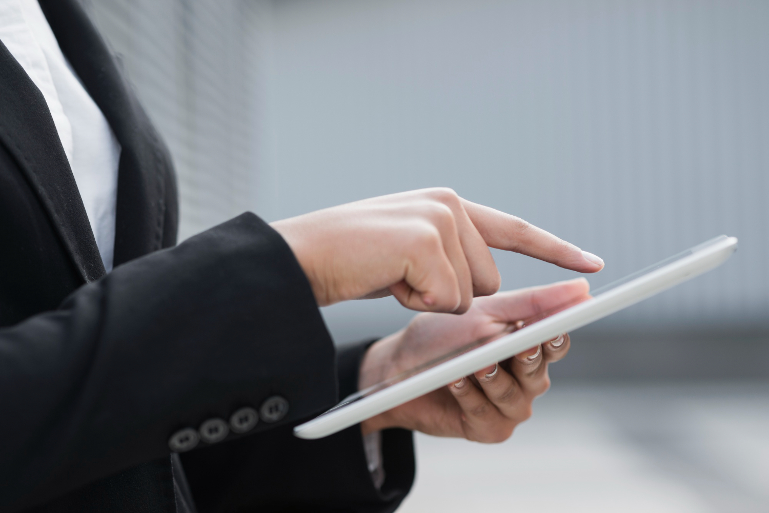 manos-ipad-gestion-tecnologia