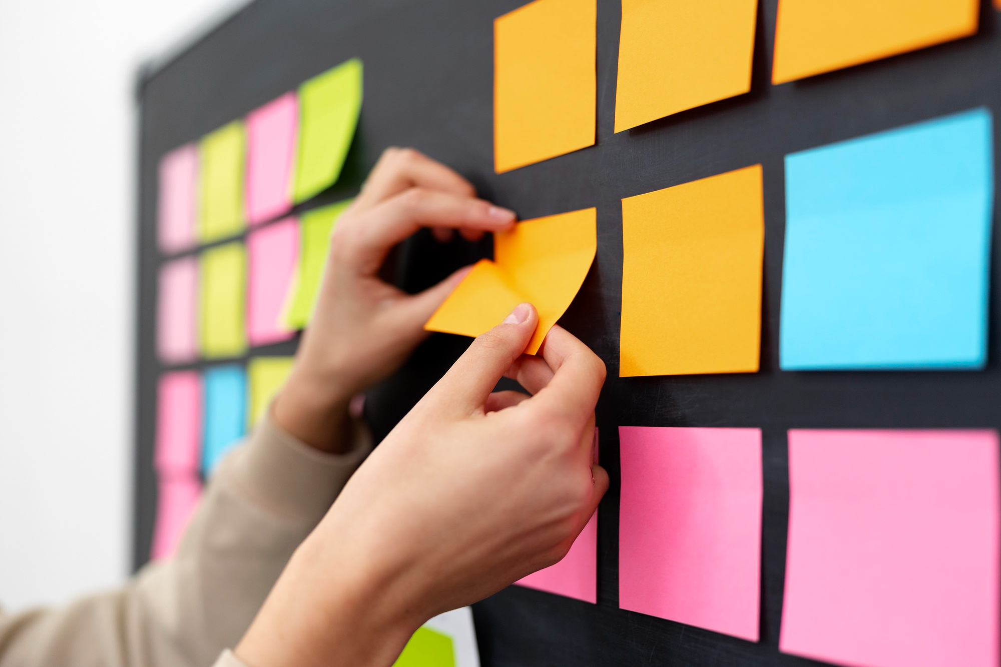 notas_adhesivas_manos